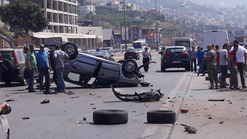 بالصور: جريح بانقلاب سيارة على اوتوستراد جبيل